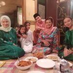 Sazzy Falak Instagram - Kami dah ' terpaling raya ' 🎉💃🏻❤️ Shooting tele #terpalingdrama #astro Production @mermaidstudios @adrianajasmay Direct by @liyanajasmay Make up by @iamjijaanuar Photo by @zafirahtahir With my cracky cast @sazzyfalak @nurel_baharin @razinq
