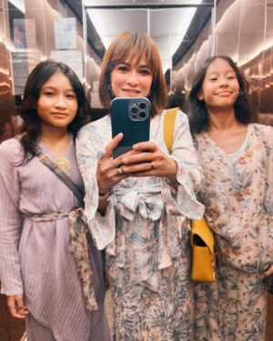 Sazzy Falak Instagram - Girls and Mommy in pastel colours for 3rd day of Raya 💜

Girls in @bellapizo 

#nashsazzyraya #imaanlilytiararoseraya #nashsazzy #imaanlilytiararose #sazfash