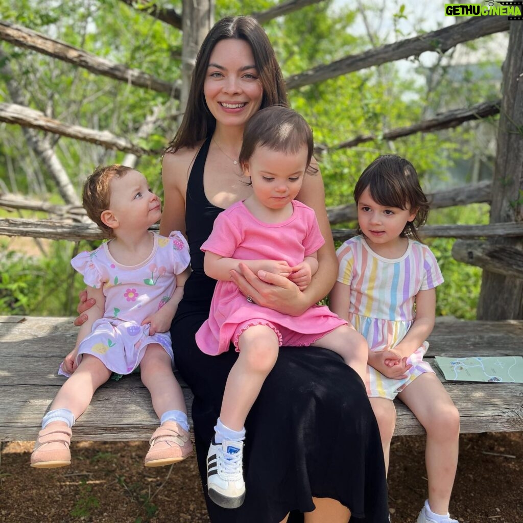 Scarlett Hefner Instagram - Beautiful day out with Nanny at the Lady Bird Johnson Wildflower Centre 🐛🍃🌷