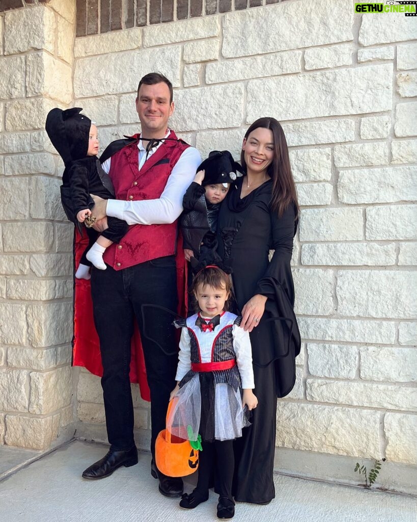 Scarlett Hefner Instagram - Betsy had been looking forward to Halloween for months, so here we are, a Vampire family with our baby Bats🦇 I hope everyone had a fun time celebrating this year 🎃
