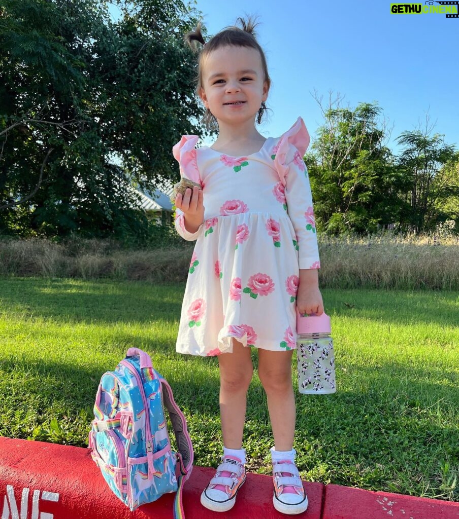 Scarlett Hefner Instagram - Flower picking, baby animals & cake pops. We celebrated Betsy’s move up to her new class at daycare with a trip to the Farm. 🐷🍭🐐💐