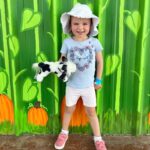 Scarlett Hefner Instagram – Flower picking, baby animals & cake pops. We celebrated Betsy’s move up to her new class at daycare with a trip to the Farm. 🐷🍭🐐💐
