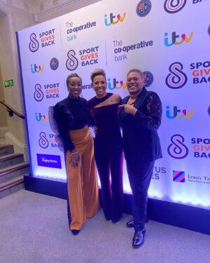 Scarlette Douglas Instagram - Had the best time last night at the @sportgivesback awards. Lovely to be there as an ambassador for @dallagliorugbyworks with @lawrence_dallaglio and the team and so good seeing so many inspirational people in the same room 🙌🏾👏🏾 Swipe to see my favourite celebrity in the last pic 👉🏾 😉

#sportgivesback #awardshow