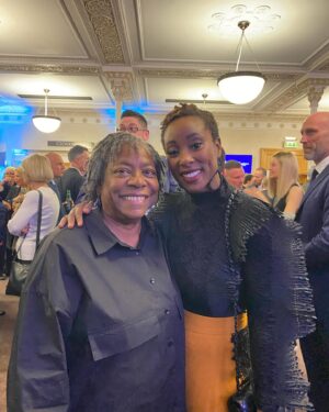 Scarlette Douglas Instagram - Had the best time last night at the @sportgivesback awards. Lovely to be there as an ambassador for @dallagliorugbyworks with @lawrence_dallaglio and the team and so good seeing so many inspirational people in the same room 🙌🏾👏🏾 Swipe to see my favourite celebrity in the last pic 👉🏾 😉

#sportgivesback #awardshow
