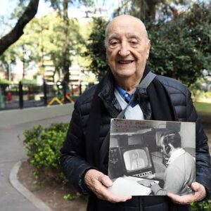 Sebastián De Caro Instagram - Edgardo Borda ya era leyenda cuando entramos a canal 13 en el 94. Parte fundamental de la historia de la televisión argentina, protagonista y testigo de miles hitos. Canal 13 deberá tener un estudio su nombre y todo homenaje quedará chico para un prócer cálido y único. #canal13 #canal13argentina #edgardoborda @canalvolver