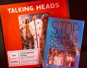 Sebastián De Caro Instagram - Ayer se juntaron en casa tanto el vinilo como el blu ray 4K de STOP MAKING SENSE. Estas ediciones deliciosas se venden solo en la página de @a24 
Este retazo fundamental del siglo 20 es considerado de forma casi unánime el concierto de rock mejor filmado de todos los tiempos. Acaso el único que podría discutírselo sea THE LAST WALTZ (la obra de THE BAND y Martin Scorsese). 
STOP MAKING SENSE con la dirección del prodigioso Jonathan Demme, títulos de Pablo Ferro y TALKING HEADS prendidos fuego es una experiencia potente al día de hoy, una banda que hoy en día  sigue siendo nueva cada vez.
Mi amor por estas imágenes nació en @rctclubvacacional a finales de los 80s cuando un fan o alguien con muy buen gusto decidió programar en el teatro del complejo una noche esta película y al otro día SUMO en obras, imaginen tener 12 años…