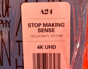 Sebastián De Caro Instagram - Ayer se juntaron en casa tanto el vinilo como el blu ray 4K de STOP MAKING SENSE. Estas ediciones deliciosas se venden solo en la página de @a24 
Este retazo fundamental del siglo 20 es considerado de forma casi unánime el concierto de rock mejor filmado de todos los tiempos. Acaso el único que podría discutírselo sea THE LAST WALTZ (la obra de THE BAND y Martin Scorsese). 
STOP MAKING SENSE con la dirección del prodigioso Jonathan Demme, títulos de Pablo Ferro y TALKING HEADS prendidos fuego es una experiencia potente al día de hoy, una banda que hoy en día  sigue siendo nueva cada vez.
Mi amor por estas imágenes nació en @rctclubvacacional a finales de los 80s cuando un fan o alguien con muy buen gusto decidió programar en el teatro del complejo una noche esta película y al otro día SUMO en obras, imaginen tener 12 años…