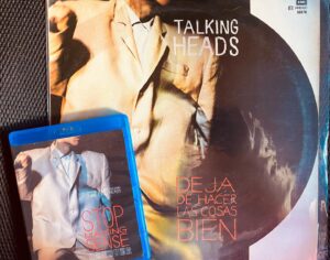 Sebastián De Caro Instagram - Ayer se juntaron en casa tanto el vinilo como el blu ray 4K de STOP MAKING SENSE. Estas ediciones deliciosas se venden solo en la página de @a24 
Este retazo fundamental del siglo 20 es considerado de forma casi unánime el concierto de rock mejor filmado de todos los tiempos. Acaso el único que podría discutírselo sea THE LAST WALTZ (la obra de THE BAND y Martin Scorsese). 
STOP MAKING SENSE con la dirección del prodigioso Jonathan Demme, títulos de Pablo Ferro y TALKING HEADS prendidos fuego es una experiencia potente al día de hoy, una banda que hoy en día  sigue siendo nueva cada vez.
Mi amor por estas imágenes nació en @rctclubvacacional a finales de los 80s cuando un fan o alguien con muy buen gusto decidió programar en el teatro del complejo una noche esta película y al otro día SUMO en obras, imaginen tener 12 años…