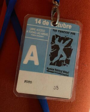 Sebastián De Caro Instagram - Hoy esta credencial original de @amnesty volvió a estar con @giecoleon_oficial es del show de Mendoza. @javier.no.surrender se la obsequió y aquel show legendario volvió con historias y recuerdos maravillosos… #amnestyinternational #leongieco