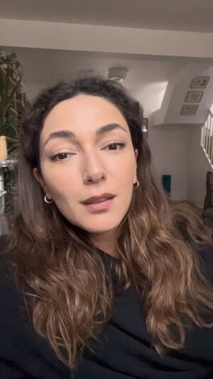 Şebnem Hassanisoughi Instagram - Bugünlerde maruz bırakıldığımız abidik gubidik videolar yüzünden tekrar aklıma geldi. Bana iyi geldi. Size de gelir umarım. Metnin öncesinde “çocuktaki hayalgücünün kökünü gerçekten kazıyabilirseniz o çocuk büyüyünce bir patates olur” diyor. Patatesler diyarında önce kendimizden sonra birbirimizden sorumlu olduğumuzu hissediyorum 🫶🏻