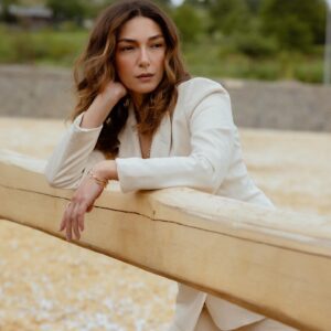 Şebnem Hassanisoughi Instagram - @episodedergi ile sohbet ettik 🌻

Fotoğraf: @ayhanakbasofficial 
Styling: @begumpalabiyik 
Saç & Makyaj: @selhan.c
Ajans: @ontalent.tr
PR: @basakgunesberk @alikeser_
Mekan: @maviatbinicilikmerkezi