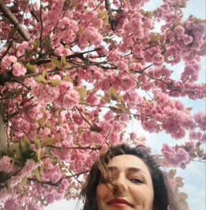 Şebnem Hassanisoughi Instagram - az once. alt acidan korkanin agac dallarindaki cicekler tepesindeyken fotisi olmaz. secimler, tercihler. ve tisikkirlir tesadufler 🪷