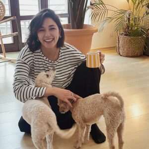 Şebnem Hassanisoughi Instagram - Unleashing my inner calm amidst the canine chaos ya da kopislerin kaosunda sukunetimi saldim gitti 🐾 #Chillaxing
haha ben demedim ama sevdim 😉
