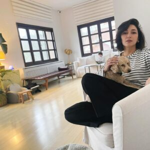 Şebnem Hassanisoughi Instagram - Unleashing my inner calm amidst the canine chaos ya da kopislerin kaosunda sukunetimi saldim gitti 🐾 #Chillaxing
haha ben demedim ama sevdim 😉