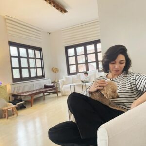 Şebnem Hassanisoughi Instagram - Unleashing my inner calm amidst the canine chaos ya da kopislerin kaosunda sukunetimi saldim gitti 🐾 #Chillaxing
haha ben demedim ama sevdim 😉
