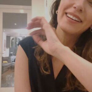 Şebnem Hassanisoughi Instagram - geçen gece hayatımızı kutladık. bu da benim bir kokteyl içmiş, üstüne de glüten şeker dinlememiş halim. değmeyin keyfime be. bi 8 sene daha da bu kadar dağıtmam 😂
@ahmetkbilgic 🌏🍸🍫🍪🍄💫❤️
