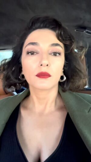 Şebnem Hassanisoughi Instagram - anlatacak çok şey var, voiceover yapmak istedim ama öyle curcunalı ekibiz ki sesimizi kısmaya kıyamadım 🖤
#gotosetwithme