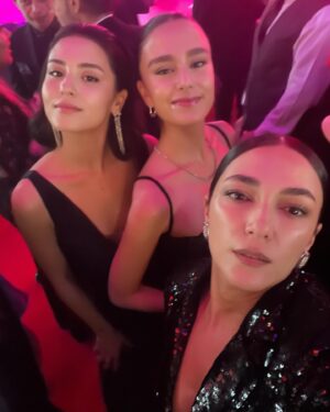Şebnem Hassanisoughi Instagram - kutlamalar buluşmalar @nowtvturkiye 🌻
@serayozkan @rojbinerdn @dolibom @tayancayaydin ve bazı  selfoşlar
her mekanda fotomodelim @cansutosun 😂😍
all-time partner @onursaylak 👊🏻
gün sonu ağrıyan ayaklarla da olsa mıncıklanan minnoş
coşturmalara, coşmalara doyduğumuz @zeynepbastik 🔥
fotilerde görünmeseler de hepsinde olan @gozdeyilmaz @alikeser_ @ontalent.tr ❤️