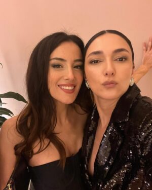 Şebnem Hassanisoughi Instagram - kutlamalar buluşmalar @nowtvturkiye 🌻
@serayozkan @rojbinerdn @dolibom @tayancayaydin ve bazı  selfoşlar
her mekanda fotomodelim @cansutosun 😂😍
all-time partner @onursaylak 👊🏻
gün sonu ağrıyan ayaklarla da olsa mıncıklanan minnoş
coşturmalara, coşmalara doyduğumuz @zeynepbastik 🔥
fotilerde görünmeseler de hepsinde olan @gozdeyilmaz @alikeser_ @ontalent.tr ❤️