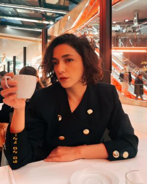 Şebnem Hassanisoughi Instagram - dünden şipşaks. hangisi @cansutosun hangisi @erkankeka ‘dan bilemedim, kredimi veremedim. şiirim de şiirim.