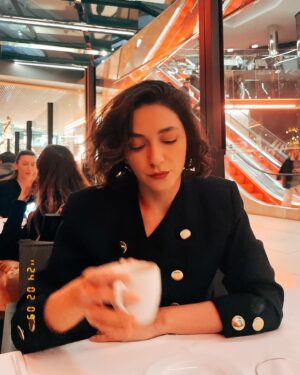 Şebnem Hassanisoughi Instagram - dünden şipşaks. hangisi @cansutosun hangisi @erkankeka ‘dan bilemedim, kredimi veremedim. şiirim de şiirim.