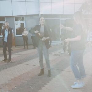 Şebnem Hassanisoughi Instagram - Aktris yayında 🏄🏻‍♀️💕
Geçen yaza dönüp telefonumda ne var diye baktım. Şüphesiz ki pek az şey 🤘🏻

Son set günüm. Caanım @urazka ‘ylaymışız yine. Ama patlayan şampanyayı sallamak mı kaldı kank, tabak kıraydın. 
Belli ki ilk set günüm. Bazı fit checkler yapılmış.
Her şey yolunda öpçükleri :)
Maskeli zamanlardan, set balkonundan @sonercaner__  paparazziliği.
Gece setleri, gelen uykular. Bir sabah nihayet evime varmışım fotisi.
@pinarrdenizzz ‘ciğimle seneler sonra ilk set günümüz.
Vakitsiz açan fıskiyeler ve akılalmaz ekibimiz.
dım dım dım dım kim bilir hangi sahnenin sonu 👹
That’s all folks, şimdi top sizde 🌈💕