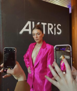 Şebnem Hassanisoughi Instagram - #aktris 💕