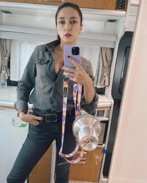Şebnem Hassanisoughi Instagram - Aktris yayında 🏄🏻‍♀️💕
Geçen yaza dönüp telefonumda ne var diye baktım. Şüphesiz ki pek az şey 🤘🏻

Son set günüm. Caanım @urazka ‘ylaymışız yine. Ama patlayan şampanyayı sallamak mı kaldı kank, tabak kıraydın. 
Belli ki ilk set günüm. Bazı fit checkler yapılmış.
Her şey yolunda öpçükleri :)
Maskeli zamanlardan, set balkonundan @sonercaner__  paparazziliği.
Gece setleri, gelen uykular. Bir sabah nihayet evime varmışım fotisi.
@pinarrdenizzz ‘ciğimle seneler sonra ilk set günümüz.
Vakitsiz açan fıskiyeler ve akılalmaz ekibimiz.
dım dım dım dım kim bilir hangi sahnenin sonu 👹
That’s all folks, şimdi top sizde 🌈💕