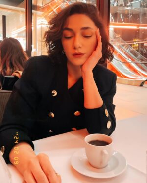 Şebnem Hassanisoughi Instagram - dünden şipşaks. hangisi @cansutosun hangisi @erkankeka ‘dan bilemedim, kredimi veremedim. şiirim de şiirim.
