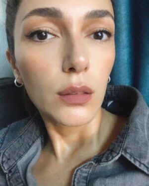 Şebnem Hassanisoughi Instagram - Aktris yayında 🏄🏻‍♀️💕
Geçen yaza dönüp telefonumda ne var diye baktım. Şüphesiz ki pek az şey 🤘🏻

Son set günüm. Caanım @urazka ‘ylaymışız yine. Ama patlayan şampanyayı sallamak mı kaldı kank, tabak kıraydın. 
Belli ki ilk set günüm. Bazı fit checkler yapılmış.
Her şey yolunda öpçükleri :)
Maskeli zamanlardan, set balkonundan @sonercaner__  paparazziliği.
Gece setleri, gelen uykular. Bir sabah nihayet evime varmışım fotisi.
@pinarrdenizzz ‘ciğimle seneler sonra ilk set günümüz.
Vakitsiz açan fıskiyeler ve akılalmaz ekibimiz.
dım dım dım dım kim bilir hangi sahnenin sonu 👹
That’s all folks, şimdi top sizde 🌈💕