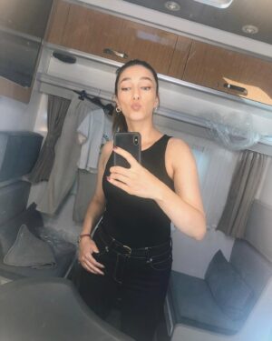 Şebnem Hassanisoughi Instagram - Aktris yayında 🏄🏻‍♀️💕
Geçen yaza dönüp telefonumda ne var diye baktım. Şüphesiz ki pek az şey 🤘🏻

Son set günüm. Caanım @urazka ‘ylaymışız yine. Ama patlayan şampanyayı sallamak mı kaldı kank, tabak kıraydın. 
Belli ki ilk set günüm. Bazı fit checkler yapılmış.
Her şey yolunda öpçükleri :)
Maskeli zamanlardan, set balkonundan @sonercaner__  paparazziliği.
Gece setleri, gelen uykular. Bir sabah nihayet evime varmışım fotisi.
@pinarrdenizzz ‘ciğimle seneler sonra ilk set günümüz.
Vakitsiz açan fıskiyeler ve akılalmaz ekibimiz.
dım dım dım dım kim bilir hangi sahnenin sonu 👹
That’s all folks, şimdi top sizde 🌈💕