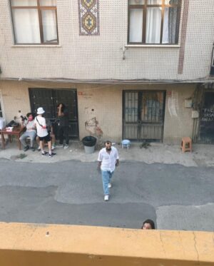 Şebnem Hassanisoughi Instagram - Aktris yayında 🏄🏻‍♀️💕
Geçen yaza dönüp telefonumda ne var diye baktım. Şüphesiz ki pek az şey 🤘🏻

Son set günüm. Caanım @urazka ‘ylaymışız yine. Ama patlayan şampanyayı sallamak mı kaldı kank, tabak kıraydın. 
Belli ki ilk set günüm. Bazı fit checkler yapılmış.
Her şey yolunda öpçükleri :)
Maskeli zamanlardan, set balkonundan @sonercaner__  paparazziliği.
Gece setleri, gelen uykular. Bir sabah nihayet evime varmışım fotisi.
@pinarrdenizzz ‘ciğimle seneler sonra ilk set günümüz.
Vakitsiz açan fıskiyeler ve akılalmaz ekibimiz.
dım dım dım dım kim bilir hangi sahnenin sonu 👹
That’s all folks, şimdi top sizde 🌈💕