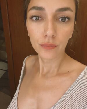 Şebnem Hassanisoughi Instagram - Aktris yayında 🏄🏻‍♀️💕
Geçen yaza dönüp telefonumda ne var diye baktım. Şüphesiz ki pek az şey 🤘🏻

Son set günüm. Caanım @urazka ‘ylaymışız yine. Ama patlayan şampanyayı sallamak mı kaldı kank, tabak kıraydın. 
Belli ki ilk set günüm. Bazı fit checkler yapılmış.
Her şey yolunda öpçükleri :)
Maskeli zamanlardan, set balkonundan @sonercaner__  paparazziliği.
Gece setleri, gelen uykular. Bir sabah nihayet evime varmışım fotisi.
@pinarrdenizzz ‘ciğimle seneler sonra ilk set günümüz.
Vakitsiz açan fıskiyeler ve akılalmaz ekibimiz.
dım dım dım dım kim bilir hangi sahnenin sonu 👹
That’s all folks, şimdi top sizde 🌈💕