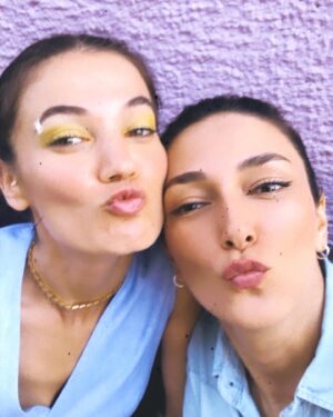 Şebnem Hassanisoughi Instagram - Aktris yayında 🏄🏻‍♀️💕
Geçen yaza dönüp telefonumda ne var diye baktım. Şüphesiz ki pek az şey 🤘🏻

Son set günüm. Caanım @urazka ‘ylaymışız yine. Ama patlayan şampanyayı sallamak mı kaldı kank, tabak kıraydın. 
Belli ki ilk set günüm. Bazı fit checkler yapılmış.
Her şey yolunda öpçükleri :)
Maskeli zamanlardan, set balkonundan @sonercaner__  paparazziliği.
Gece setleri, gelen uykular. Bir sabah nihayet evime varmışım fotisi.
@pinarrdenizzz ‘ciğimle seneler sonra ilk set günümüz.
Vakitsiz açan fıskiyeler ve akılalmaz ekibimiz.
dım dım dım dım kim bilir hangi sahnenin sonu 👹
That’s all folks, şimdi top sizde 🌈💕