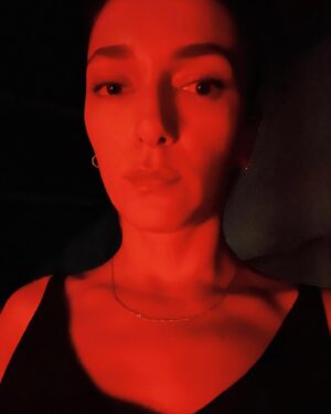 Şebnem Hassanisoughi Instagram - Aktris yayında 🏄🏻‍♀️💕
Geçen yaza dönüp telefonumda ne var diye baktım. Şüphesiz ki pek az şey 🤘🏻

Son set günüm. Caanım @urazka ‘ylaymışız yine. Ama patlayan şampanyayı sallamak mı kaldı kank, tabak kıraydın. 
Belli ki ilk set günüm. Bazı fit checkler yapılmış.
Her şey yolunda öpçükleri :)
Maskeli zamanlardan, set balkonundan @sonercaner__  paparazziliği.
Gece setleri, gelen uykular. Bir sabah nihayet evime varmışım fotisi.
@pinarrdenizzz ‘ciğimle seneler sonra ilk set günümüz.
Vakitsiz açan fıskiyeler ve akılalmaz ekibimiz.
dım dım dım dım kim bilir hangi sahnenin sonu 👹
That’s all folks, şimdi top sizde 🌈💕