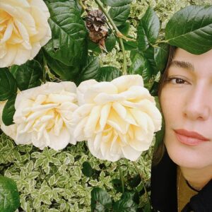 Şebnem Hassanisoughi Instagram - İkinci tur anksiyetesini hayal bile edemiyorum. Daha ferah bir pazartesiye uyanalım lütfen 🌻🫶🏻