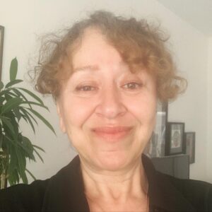 Şebnem Sönmez Instagram - Merhaba 🤍
Bugün çok duygusal bir zaman geçirdim. Sanatçının Yolu atölyemizi dışavurumcu sanat terapi yaklaşımıyla ve sadece oyuncu arkadaşlarımla tamamladık. Dile kolay; 3 ay yani bir mevsim boyunca birlikte yürüdük. Her atölye sonu ayrılık biraz burkucu oluyor. Yoğun duygular içinde yeni davranışımıza, yeni algımıza, yeni bakış açımıza kavuşmak, bunu birlikte inşa etmek değerini ölçemediğimiz şükranla yeni yolumuza doğru yürütüyor. 
Birbirimize açıklığımızın, kırılganlığımızın gücünü görebilmenin kıymeti anlatılabilir mi? 
Yaratıcı gücümüzün hep orada olduğunu bilmenin, onu ele alabilmenin, işletebilmenin memnuniyeti ifade edilebilir mi?
Bir mevsim boyunca birbirimize güvendiğimiz için minnet duyuyorum. Biricik meslektaşlarıma tüm varlığımca teşekkür ederim. 
@aytug_erten @birsudemir @incinurdasdemir @tamarcitak @thefooly @minenurseen @cicek_acar @seyven @buke.aksehirli 
Bana öğrettikleriniz için ne desem az!
Güveninize, içtenliğinize, varlığınıza, yeteneklerinize, tertemiz benliklerinize teşekkür ederim 🤍