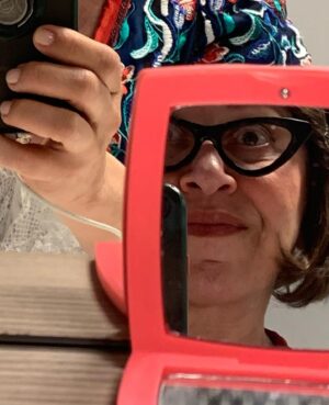 Şebnem Sönmez Instagram - Ben mutlu bir oyuncuyum. 
Ustalarım oldu, oluyor hala,,,
Öğrencilerim oldu, oluyor hala,,,
Sahneye çıkana kadar debeleniyorum hala,,,
Uzun kuraklık dönemleri yaşıyorum hala,,,
Zaman zaman "işte şimdi oldu galiba" diyebiliyorum hala,,,
Kulis ağzında yüreğim ağzımda hala,,,
Bir oyuncuyum hala,,,
Seyirci oldukça 🙏
27 Mart Kutlu Olsun!
Ve oluyor hala 🤍#27martdünyatiyatrogünü #tiyatro #yaşasıntiyatro
