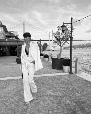 Seda Akman Instagram - Styling @buraksanuk 
Designer @ozgurmasur 
Make up artist @yigitizgii 
Hair style @feritbelli 
@netflixturkiye 
#donotdisturb