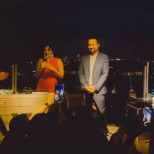 Seda Türkmen Instagram - Nesi güzel biliyor musunuz?
Kafasına koyuyorsa yapıyor bu kadın. @handedogandemir canım kadın - bir kez daha gururlandırdı hepimizi.. 
@inocosmetic hayırlı uğurlu olsun. Süreçteki herkesi tebrik ediyorum. Saçıma bile süresim var 💄💋🤍 
( @hchur @meltemkaraata @almilaoztoprak 🙏🏽🤍)