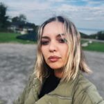 Seda Türkmen Instagram - Güneş sürekli yer değiştirdi Köpekçik yanağımdan öpti Şöyle bi baktım bulut geçti Sevgilim saçımı sevdi ( şiir gibi post)