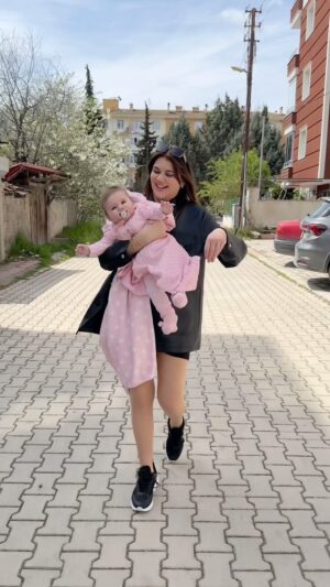 Seda Tosun Instagram - Şekerimle ilk bayramımız kutlu olsun 🩷🧿👸👶🍼🎀 maşallah 🧿🧿🧿