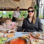 Seda Tosun Instagram - Kızımla kahvaltı 💕🩷💐👶🍼🎀🧿 maşallah 🧿 🧿🧿