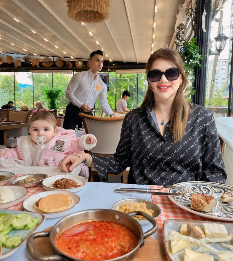 Seda Tosun Instagram - Kızımla kahvaltı 💕🩷💐👶🍼🎀🧿 maşallah 🧿 🧿🧿
