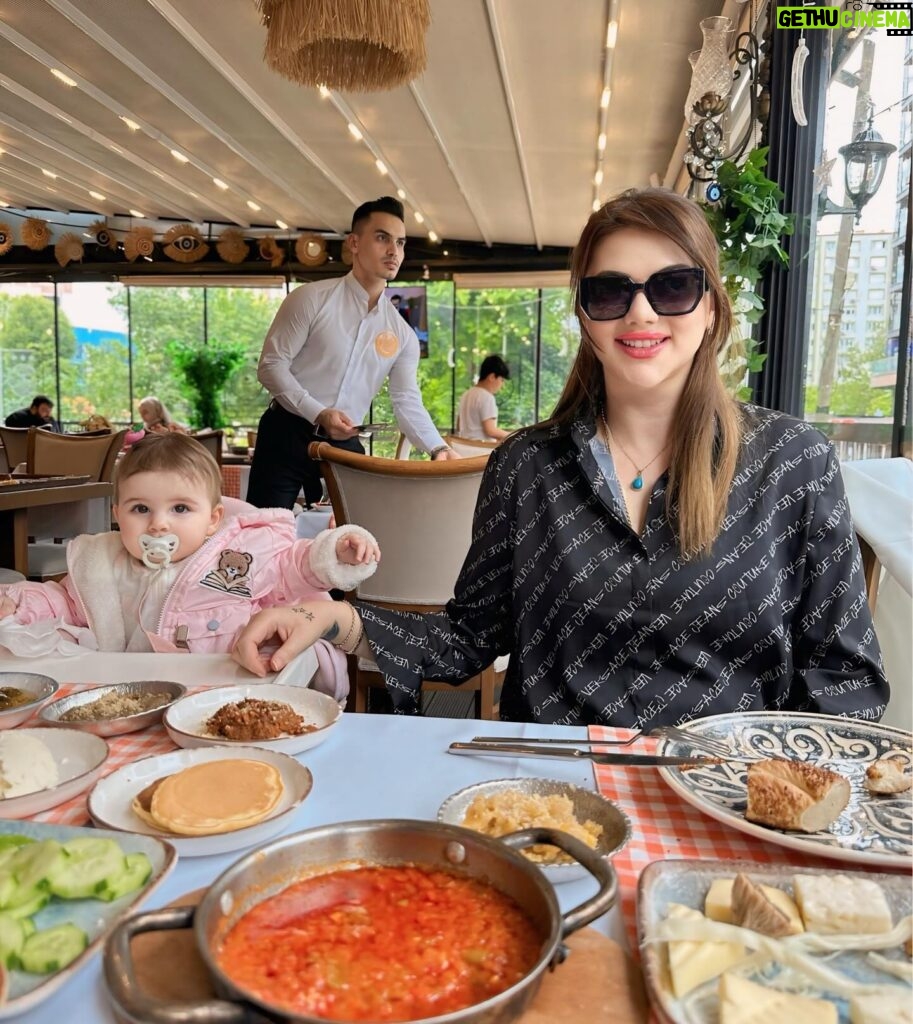 Seda Tosun Instagram - Kızımla kahvaltı 💕🩷💐👶🍼🎀🧿 maşallah 🧿 🧿🧿