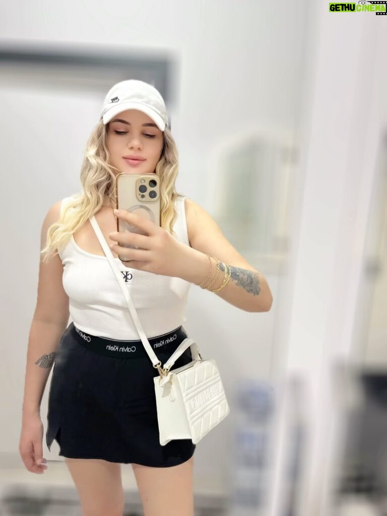 Seda Tosun Instagram - Link at demeyin yazıyorum. T-shirt ve etek Calvin Klein Çanta: Valentino, şapka: Nike