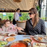 Seda Tosun Instagram - Kızımla kahvaltı 💕🩷💐👶🍼🎀🧿 maşallah 🧿 🧿🧿