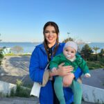 Seda Tosun Instagram – Kızımın üstündeki yeşil ceket benim bebekken giydiğim ceket. Allah’ım çok şükür bana nasip etti kendi ceketimi kızıma giydirdim maşallah 🧿🩷🎀👶🍼 💚