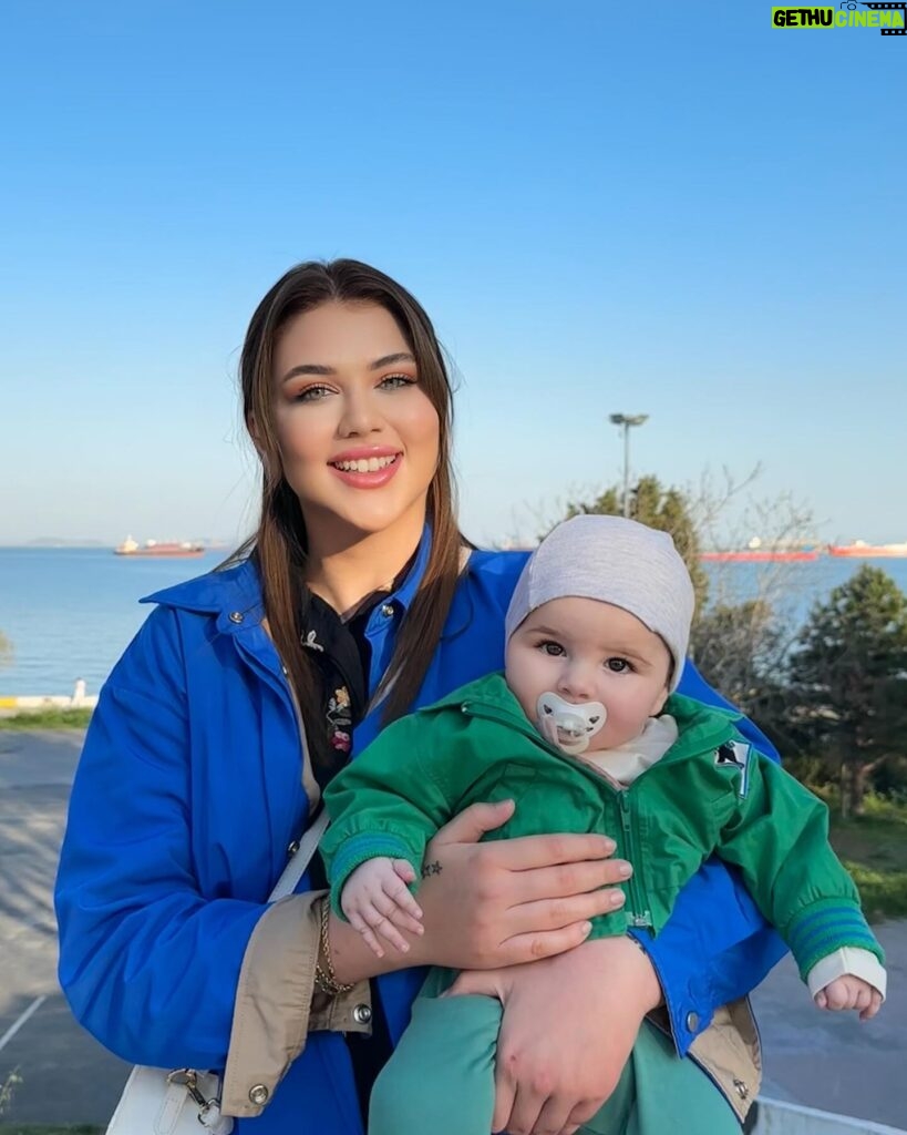 Seda Tosun Instagram - Kızımın üstündeki yeşil ceket benim bebekken giydiğim ceket. Allah’ım çok şükür bana nasip etti kendi ceketimi kızıma giydirdim maşallah 🧿🩷🎀👶🍼 💚