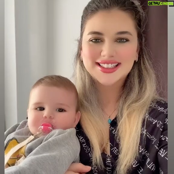 Seda Tosun Instagram - Benziyor muyuz kızımla? Maşallah 🧿🩷🎀👶🍼